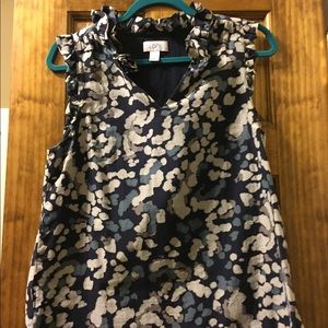 Classy Loft floral shell M with ruffled collar.